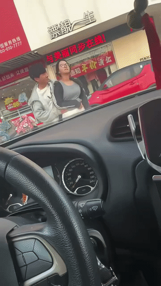 女生在男朋友面前假装“低血糖”晕倒，她想要看看男友的反应？
结果她无意间看到对面