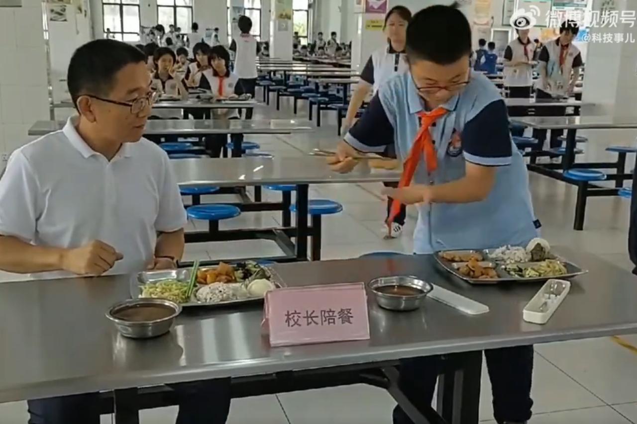 我曾怀疑过他是摆拍，也曾怀疑过他是作秀，万万没想到，那个被学生抢鸡排的校长，说走