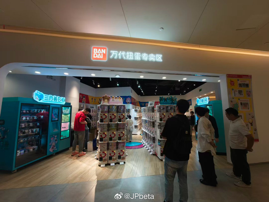 啦啦宝都四楼高达基地隔壁变成了万代扭蛋专门店，走近一看，扭蛋机没有投币口，只有二