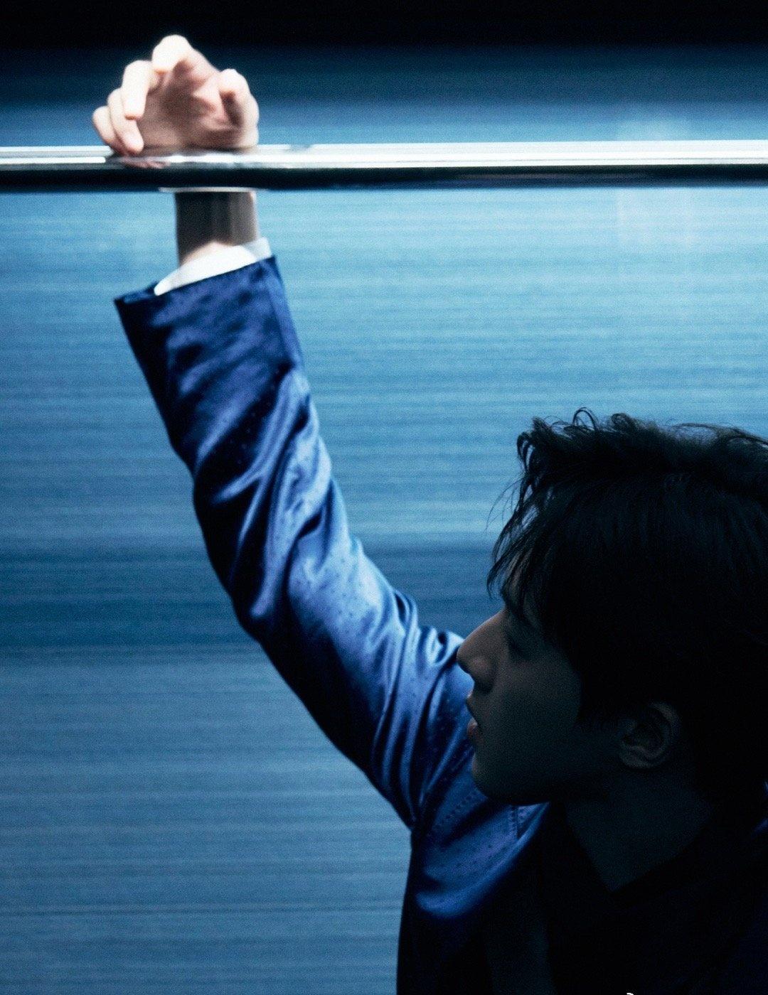 以夺目气质诠释高级品味，以先锋姿态彰显不羁风范。演员李昀锐与@TOMFORDBE