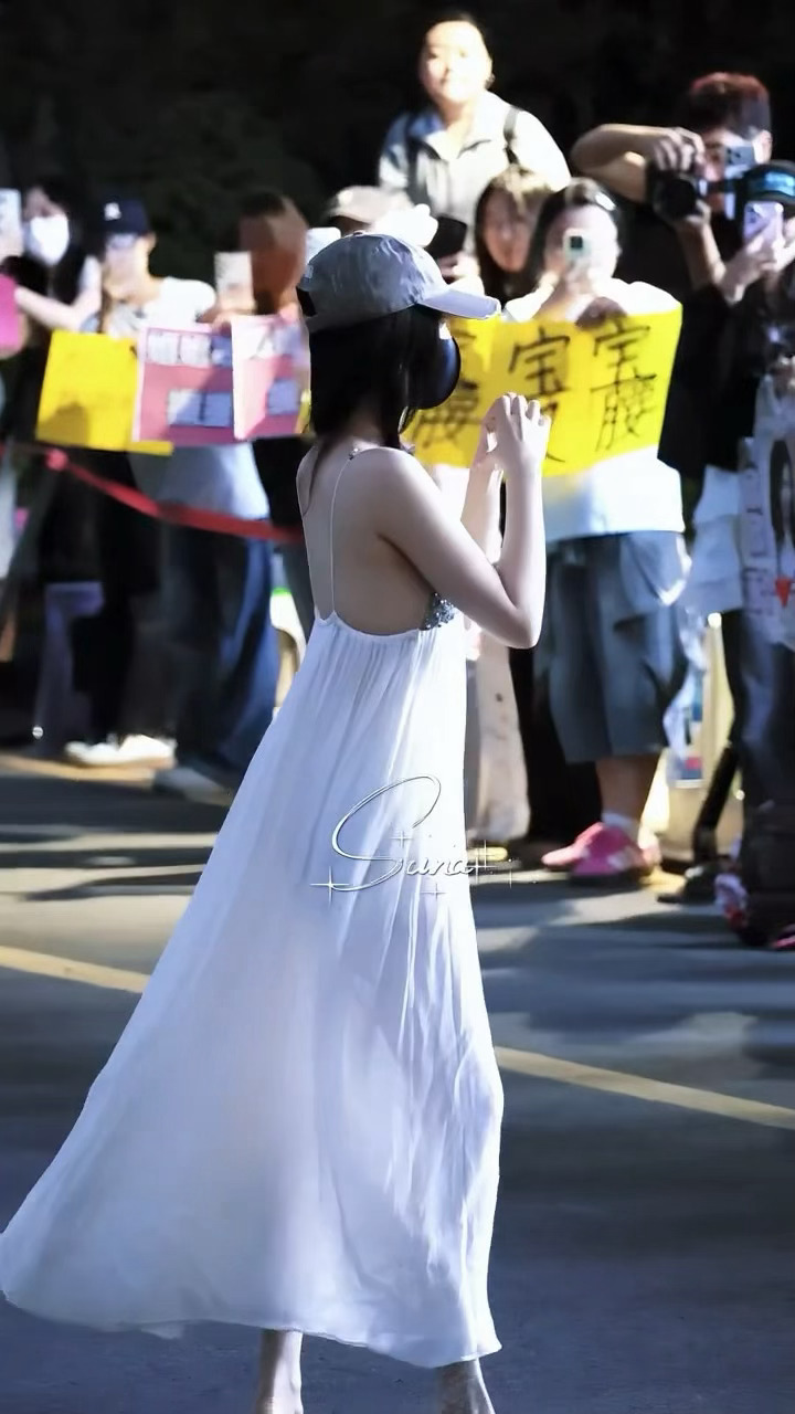 虞书欣松弛感吊带长裙，好优越的背部线条[流鼻血]怎么可以美成这样啊啊啊啊 ​​​