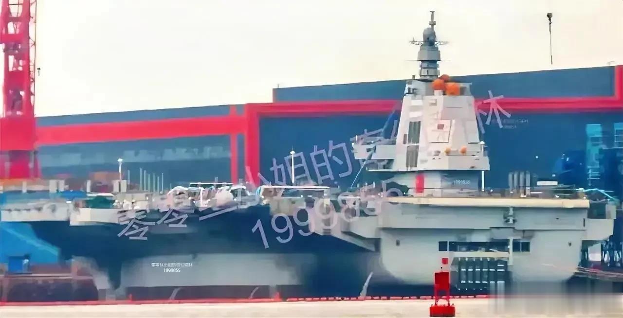 完工！“福建”号航母弹射器工棚全部拆除，即将对甲板进行划线。
我们通过最新照片显
