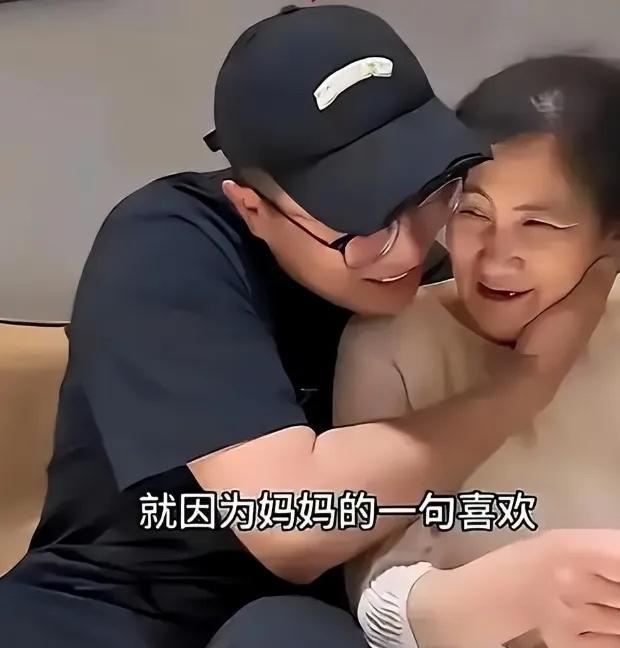 四川，30岁男子与57岁母亲同床就寝，洗澡不回避，称呼母亲袁妹妹。遭旁人不断非议