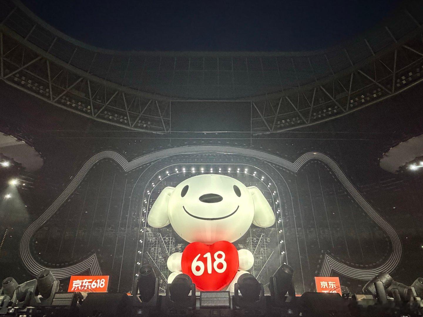 工体15米装置当巨型装置遇上工体舞台，夏日狂欢正式序曲奏响。15米高的JOY装置