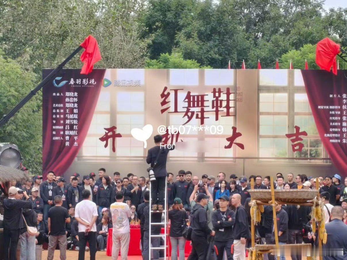 红舞鞋周也开机路透🈶 来看绝美也子 状态不错啊 很水灵 ​​​
