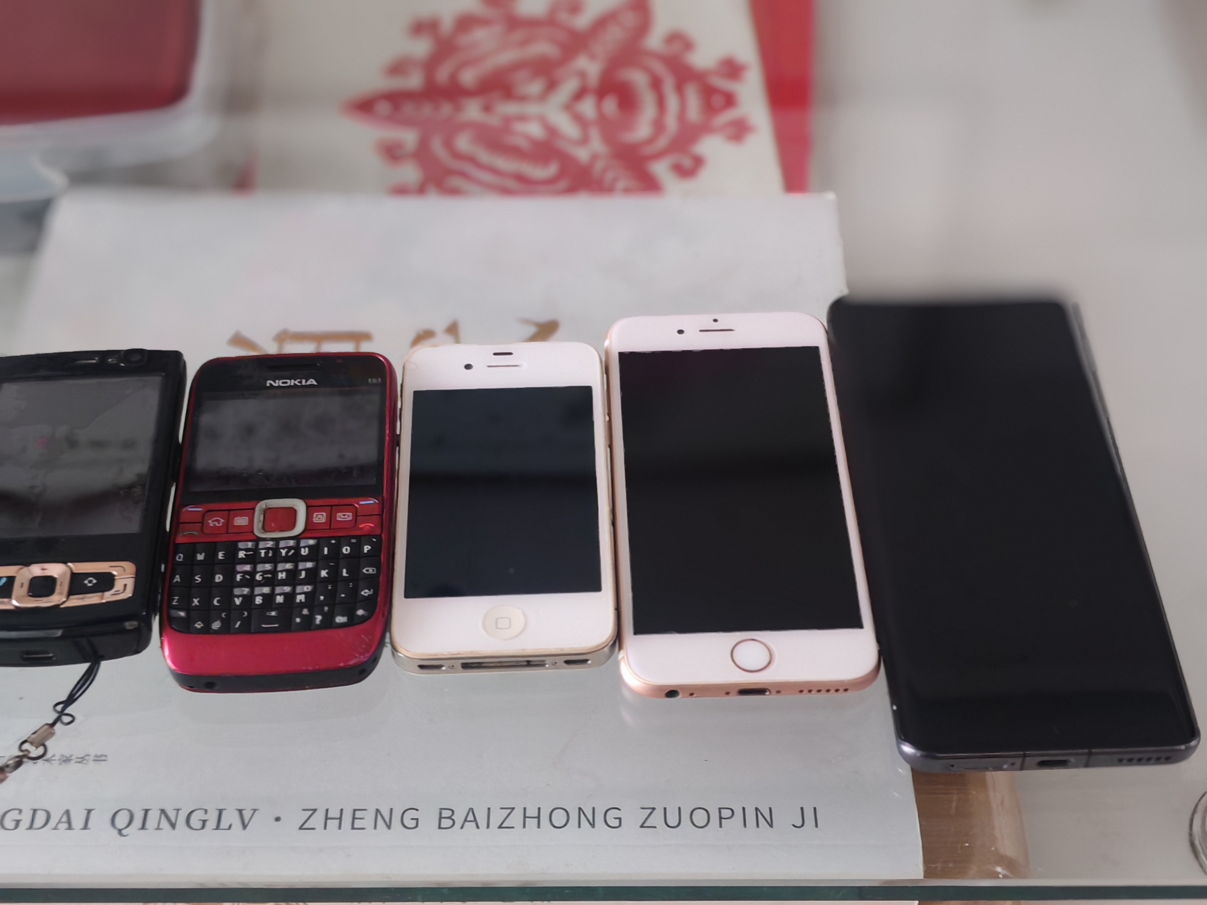 从最早笨拙的按键，到现在轻巧的屏幕，变的是机器，不变的是里面存下的生活、消息和回