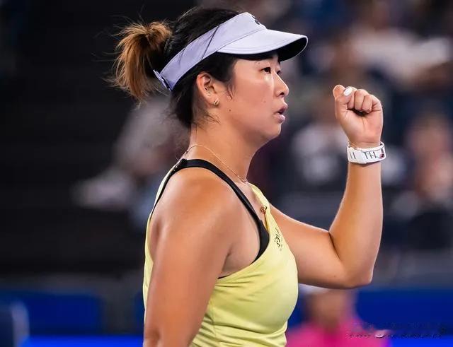 在刚刚结束的广州网球公开赛中我国选手施晗以2:0战胜了对手雅斯特雷姆斯卡，率先闯