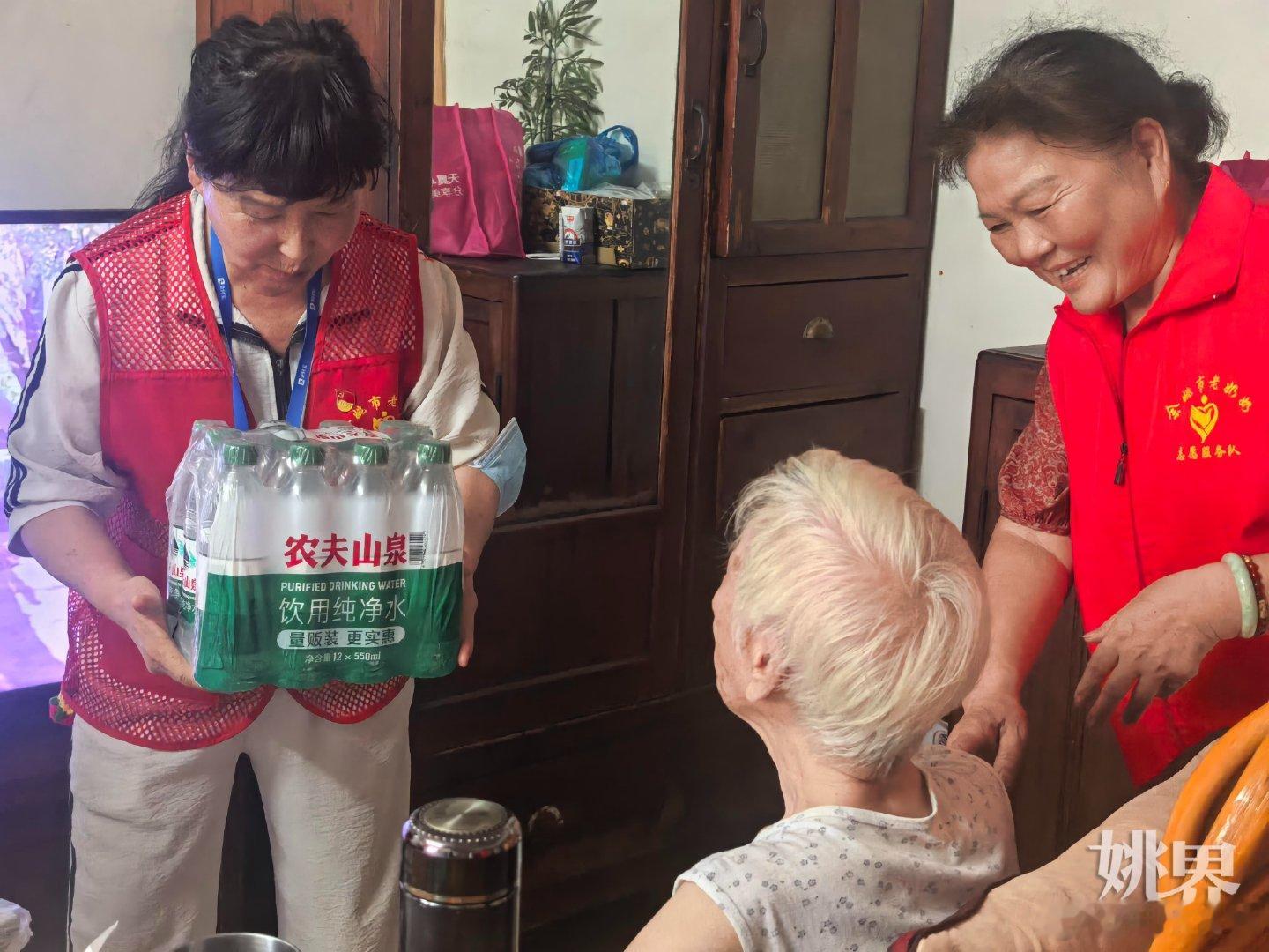 【风雨未至 她们先到！余姚老奶奶志愿者上门守护独居老人防台 】2026年7月台风