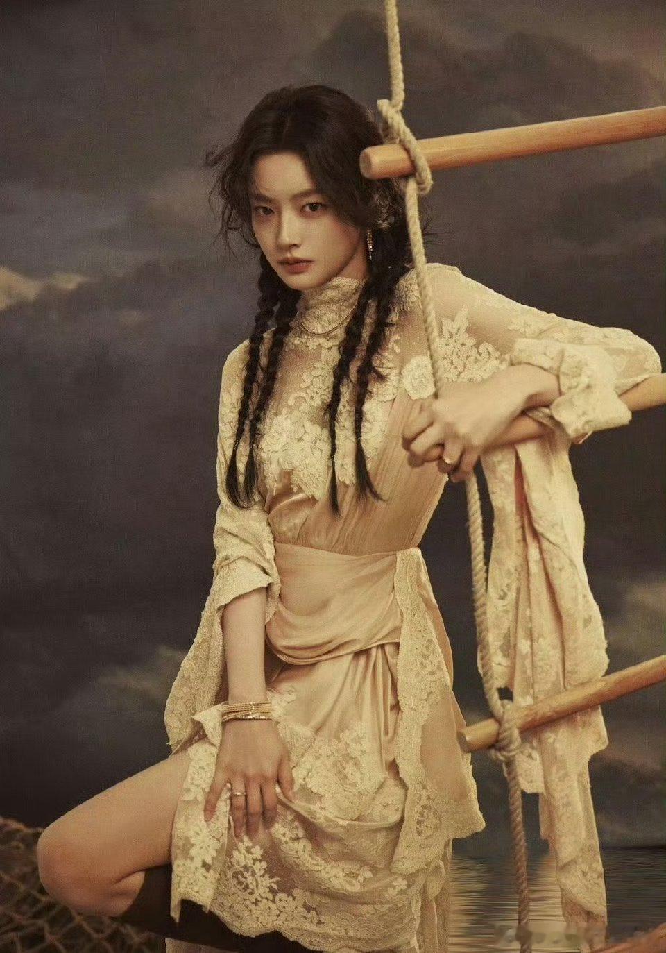 尖叫之夜造型出图了，大家发现田曦薇和徐若晗的衣服似乎是撞衫了。总体来看款式是很相