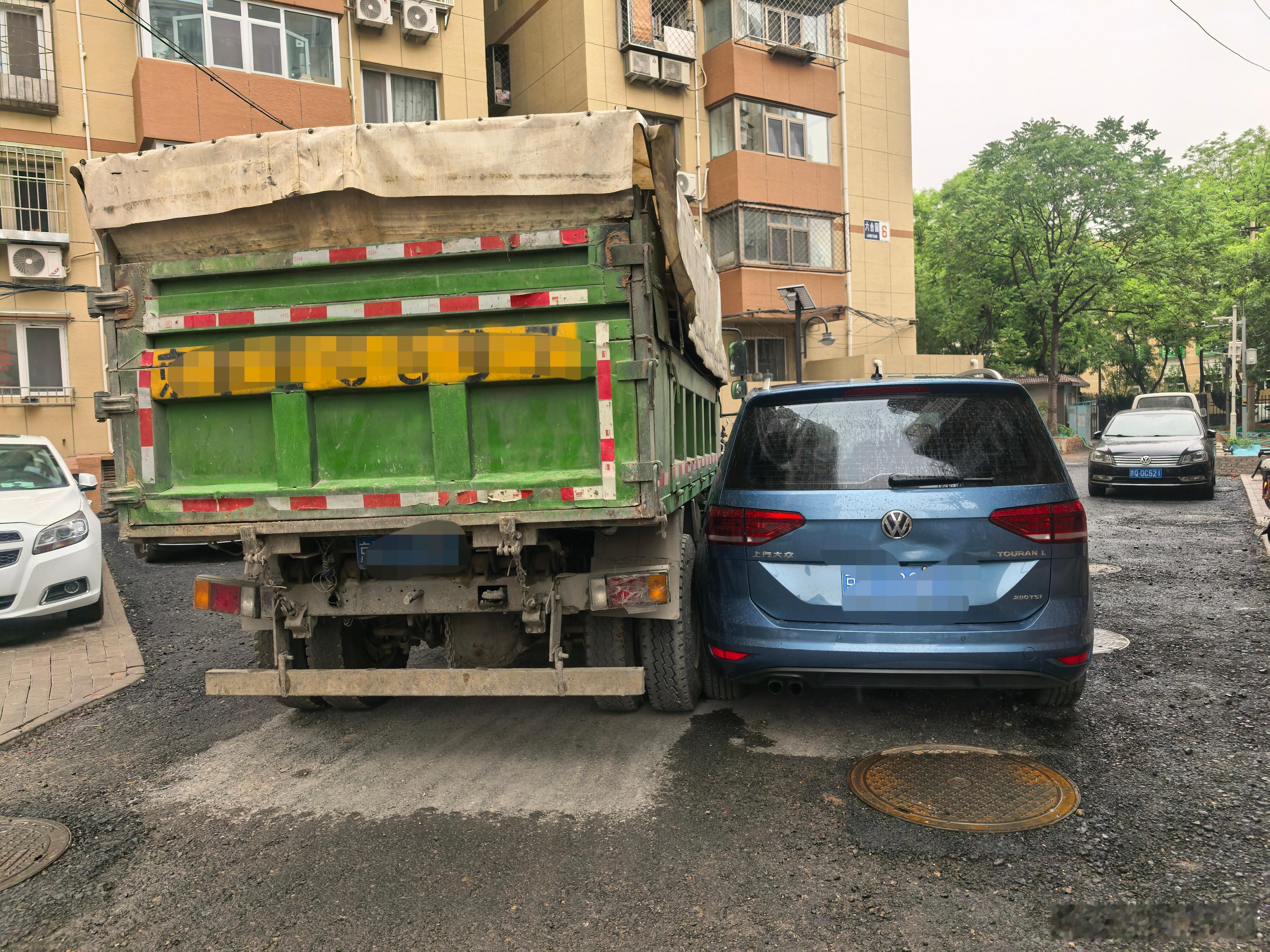 小区里这种事故怎么判？交通事故 谁动谁全责？同等责任？ ​​​