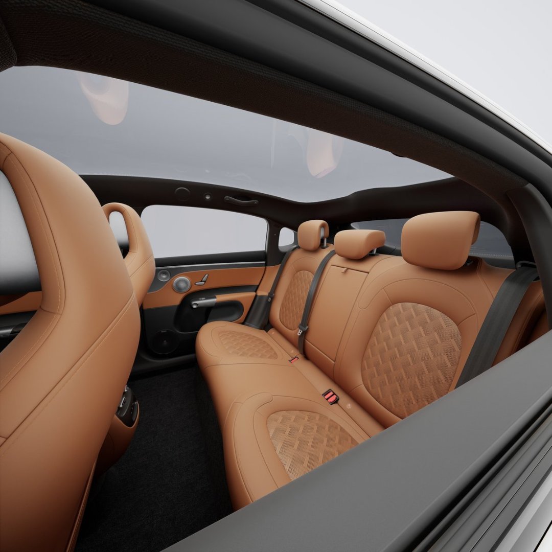 Smart的第一个三厢车！你还别说，这内饰 虽然很新势力的风格，但一眼就能看出他