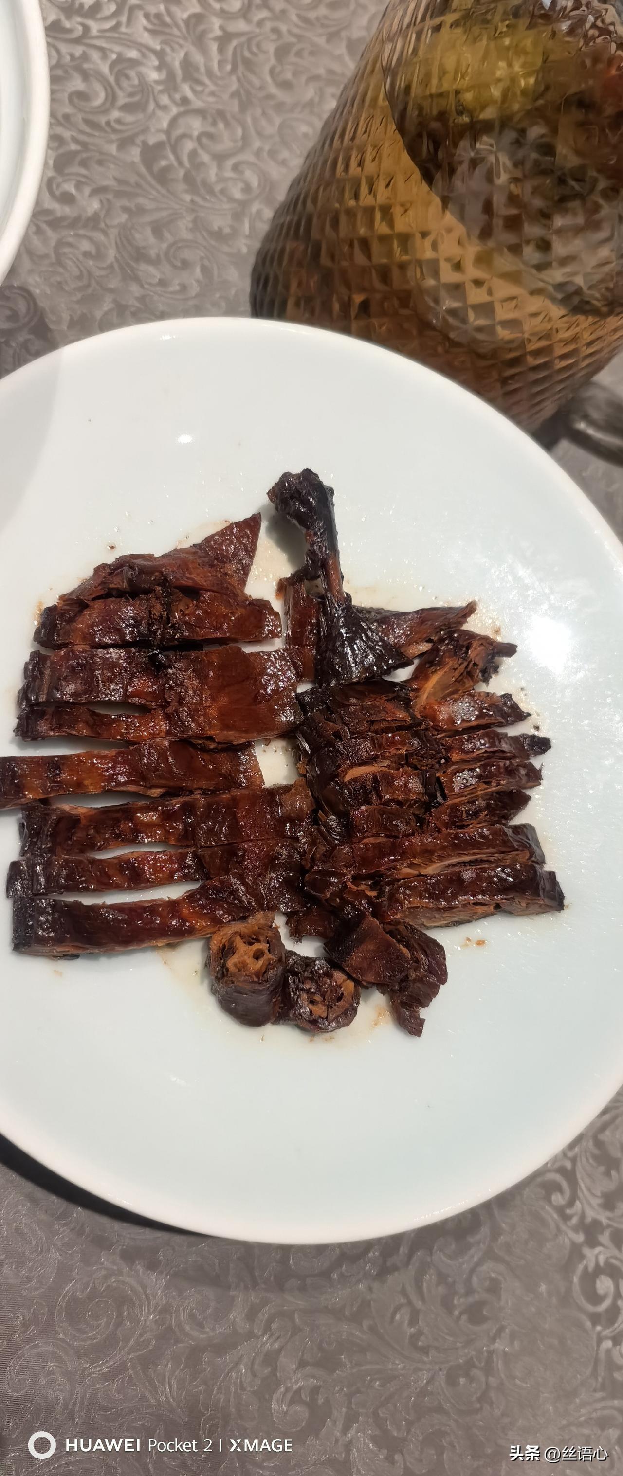 大都会广场5楼的湘菜馆推出了一款迷你板鸭—常德酱板鸭，一端上来我就气不打一处来，