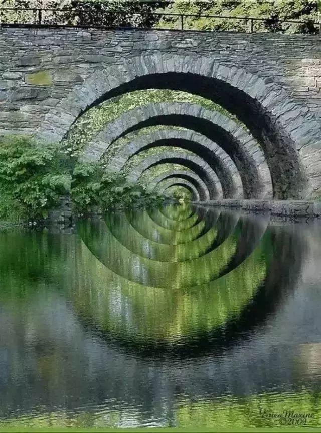 古桥掠倒影……