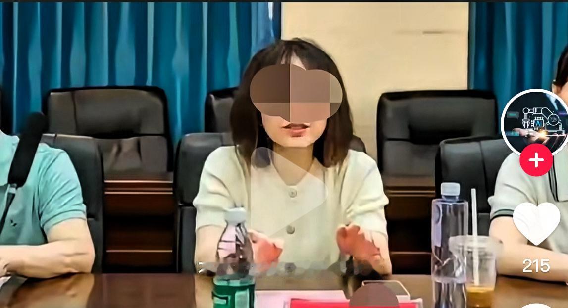 曾医生还是挺漂亮的，不仅长的肤白貌美大长腿，而且五官端正。

说真的，曾医生这条