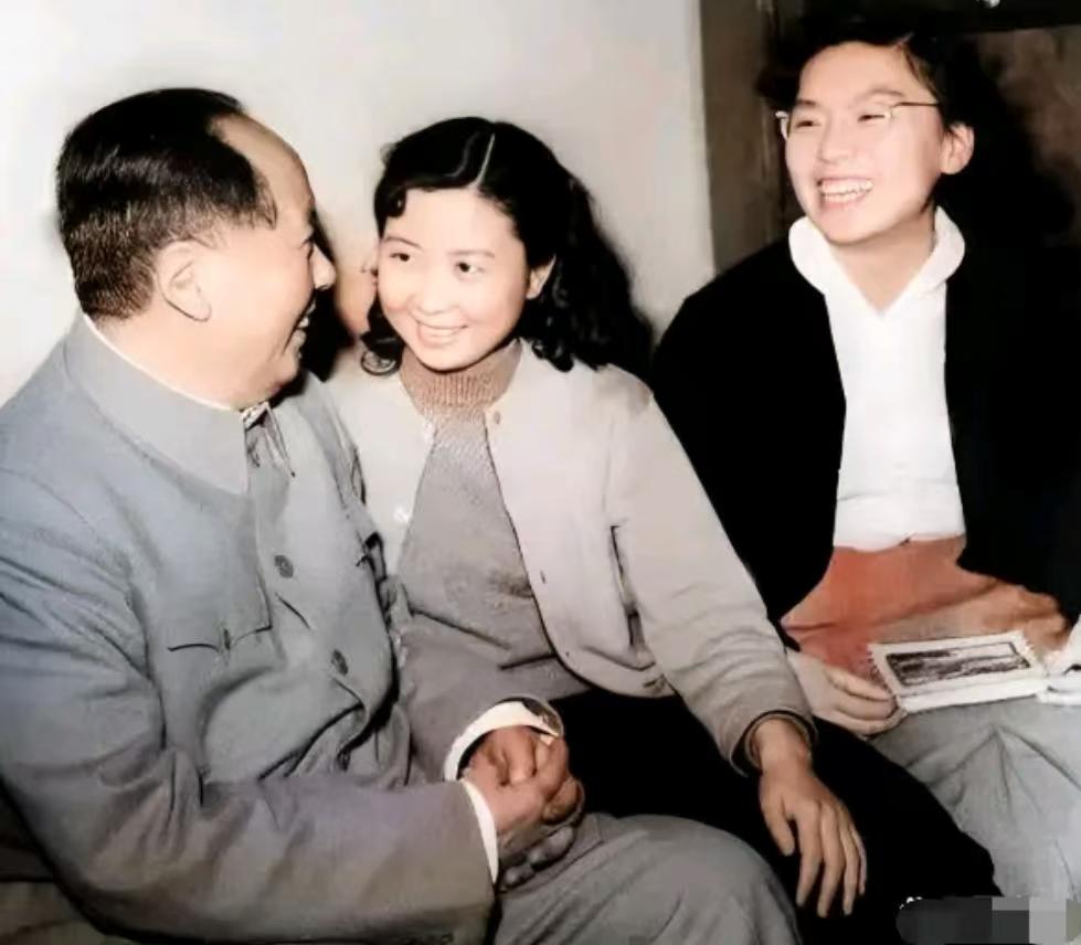 一张历史老照片，瞬间勾起无数人的红色记忆。

镜头定格在1957年11月，毛主席