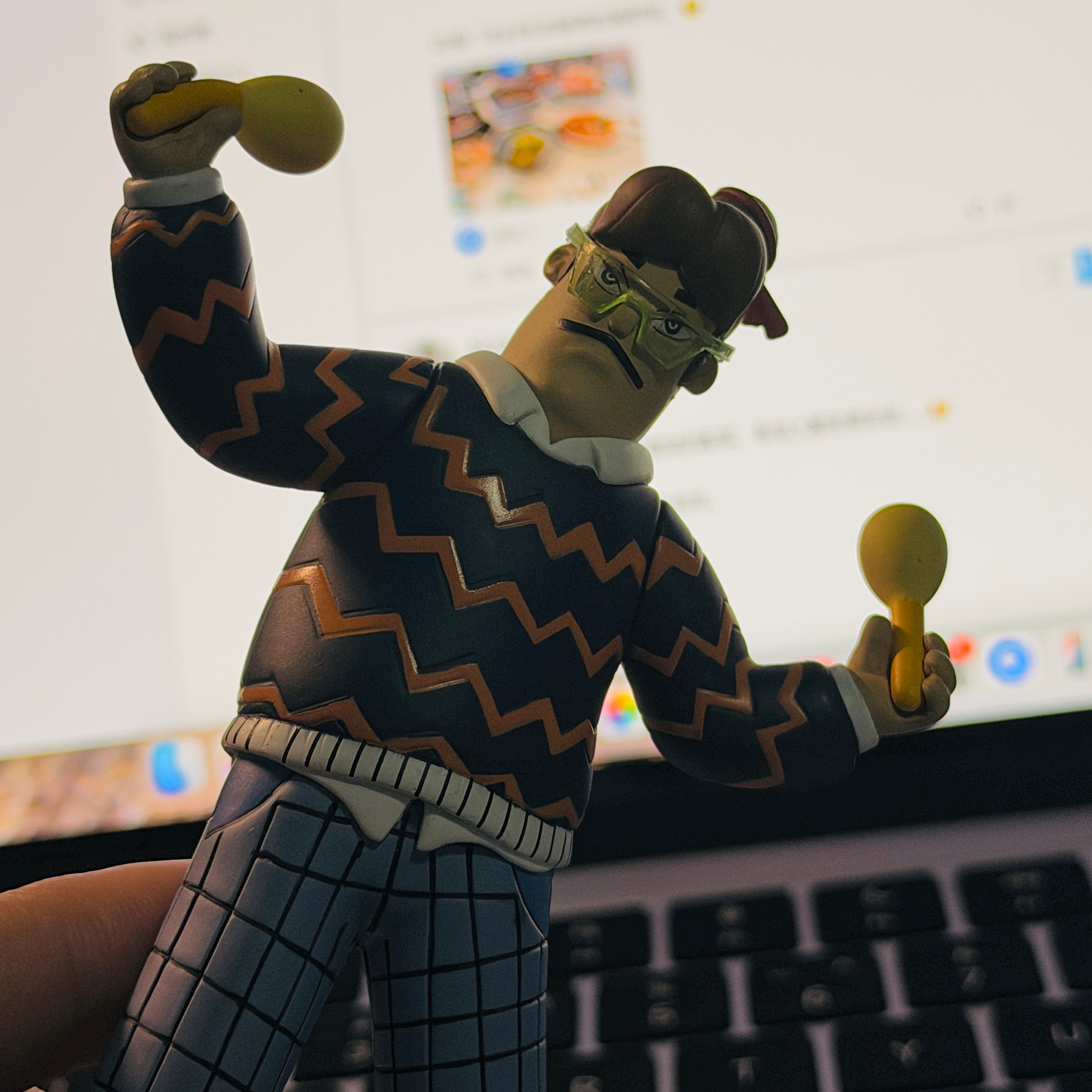 上回参加比亚迪的活动，给我送了一个盲盒。今儿打开一看，是海洋网音乐派对的一个小玩