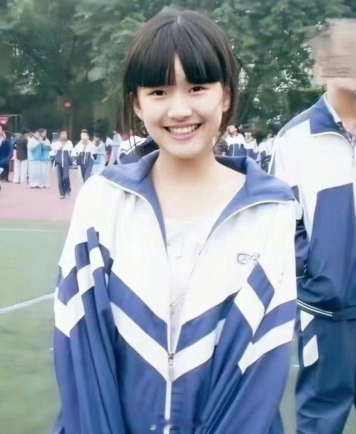 #赵露思短发粉T路透##赵露思许妍剪短发了# 赵露思在《许我耀眼》中的短发粉T形