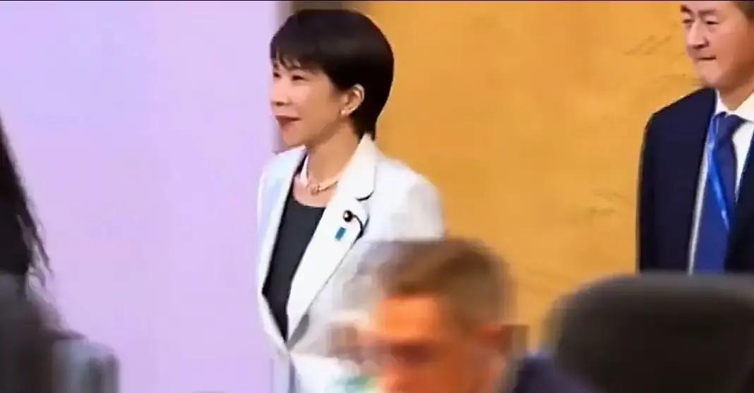 快讯！快讯！
 
据媒体报道，日本政界人士高市早苗突然宣布了“因挑选服装迟到”的