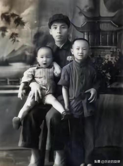 1941年上饶集中营惊魂：他化名潜伏谋划越狱，狱友低声戳穿：你不姓李，你姓邓
 