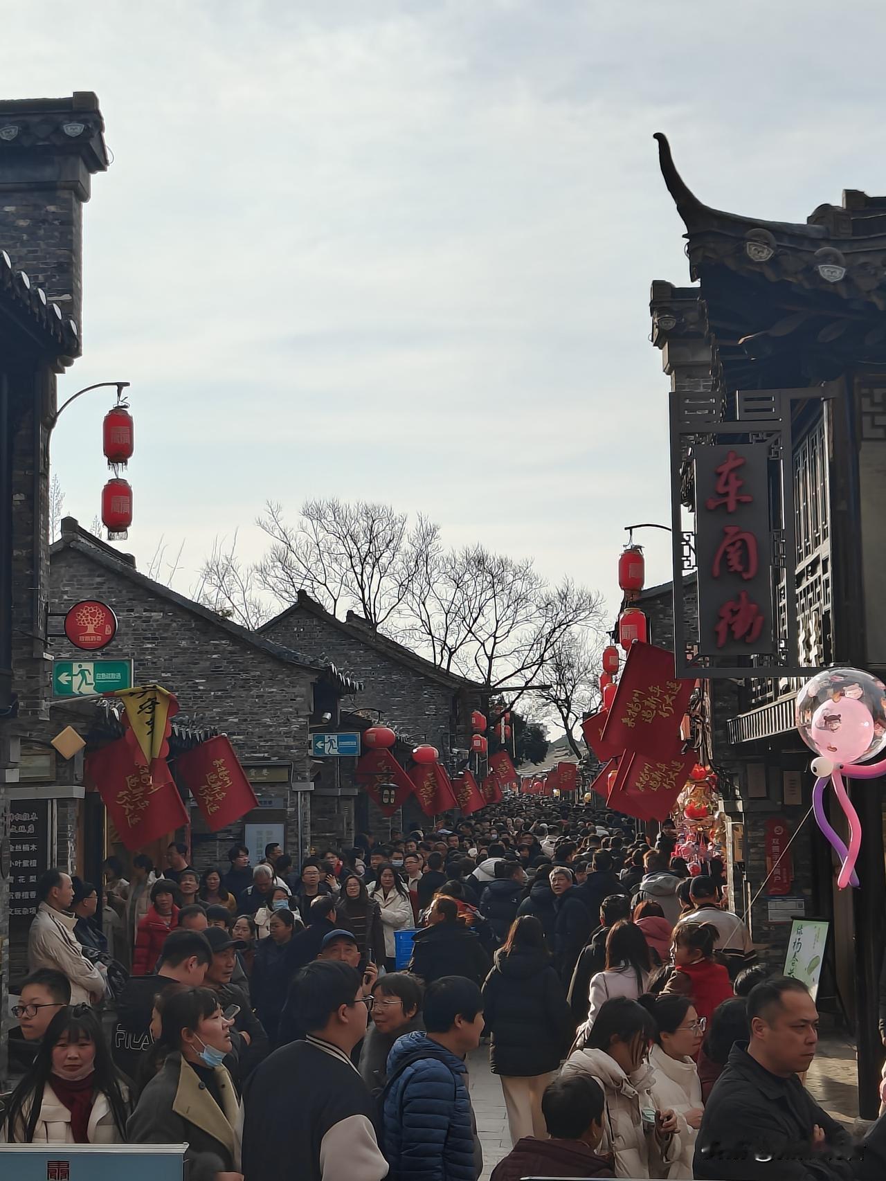 春节扬州东关街真的人挤人！主街摩肩接踵，想逛舒服点，建议错峰早9点前或晚9点后去