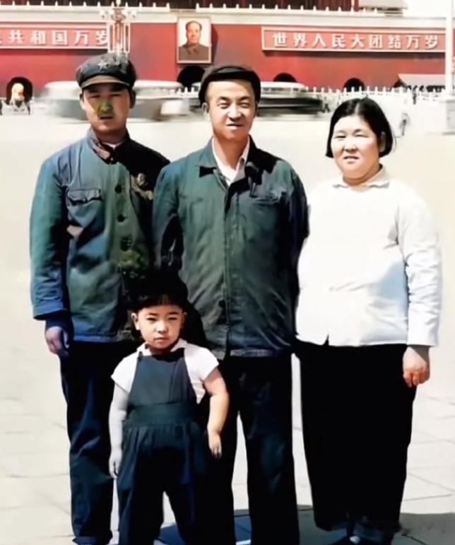 1970年，"铁人"王进喜在北京住院，贲门癌晚期，在北京住院，那一年他拍了这辈子