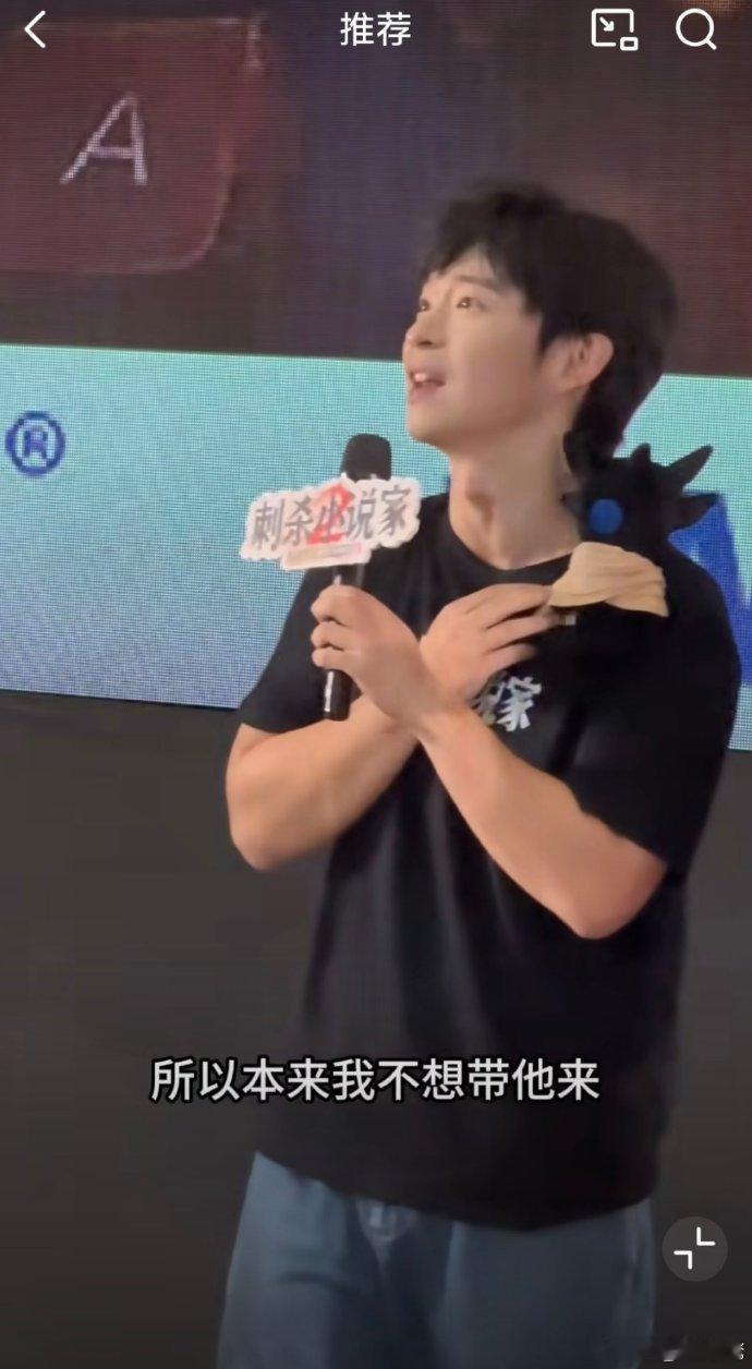 赤发鬼也爱看时团跳舞大屏赤发鬼驻足看时团跳舞大屏的场景好有爱！眼神专注又认真，连