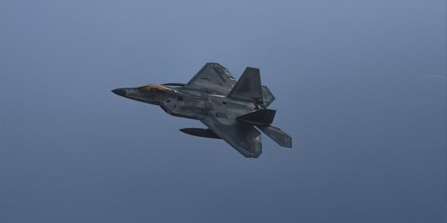 F-22“猛禽”全部撤离以色列，美军边撤边打，特朗普对伊朗到底在下什么棋？

近