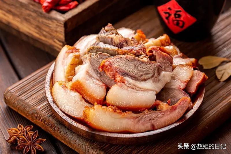 在东北会吃猪头肉，别的地方就不知道怎么庆祝了，
现在，我猪头肉也不吃了，也没感觉