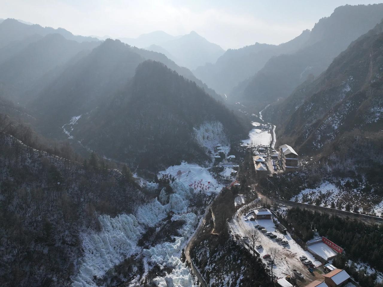 冬日仙境，冰雪覆盖的世外桃源。
新年来临之际，渭河东源推陈出新打造的冰雪旅游节，