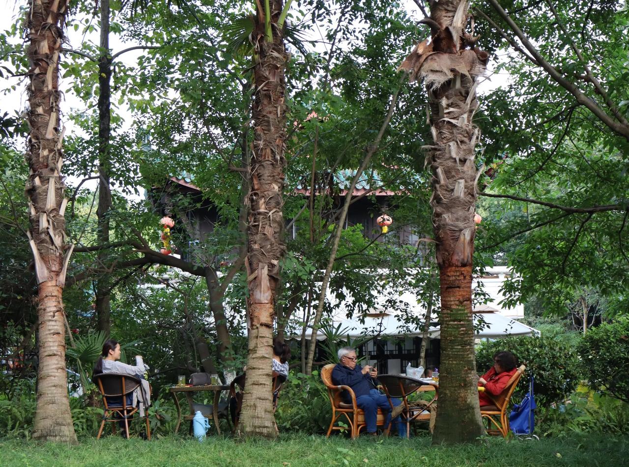 今天的美：
​        今天的美，来自悠闲的人儿。
​        公园