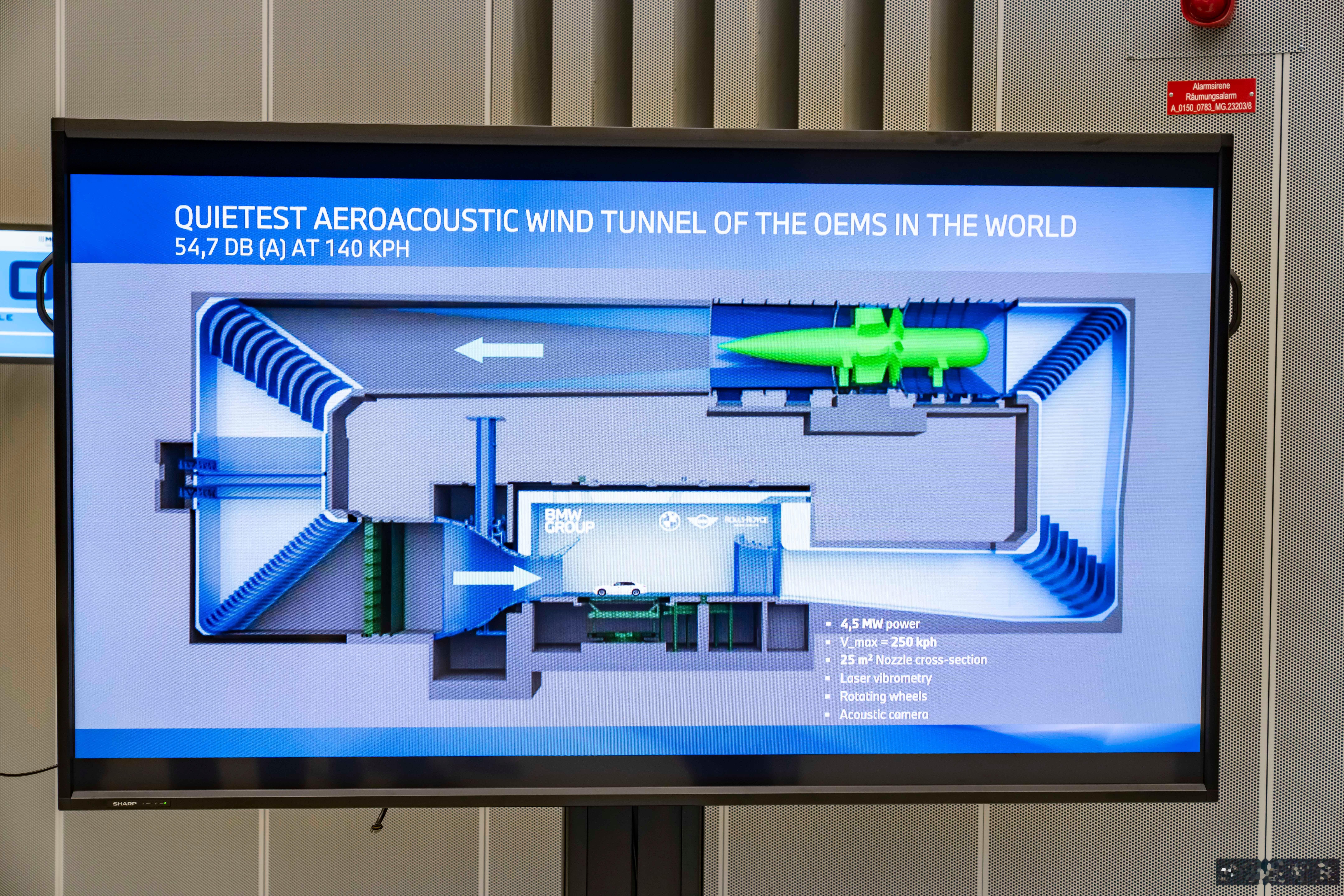宝马的超级垂直声学风洞，既能测风阻又能测风噪；最高可吹到250kph。已知现在风