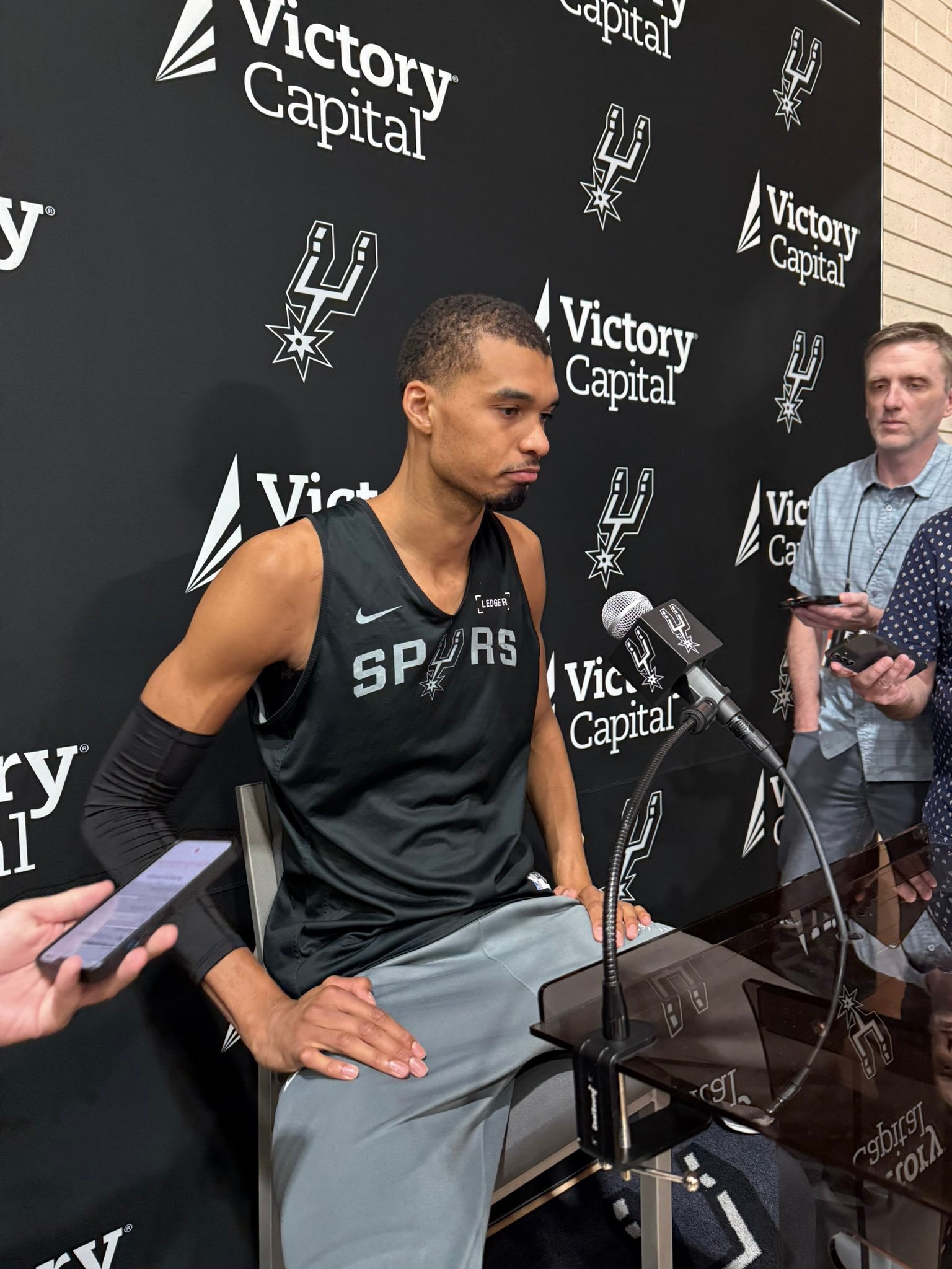 文班亚马谈想象赢得冠军的感觉：“我当然会忍不住去梦想这件事，但我们必须脚踏实地，