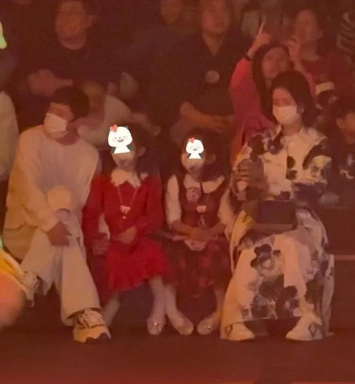大年初四，网友在香港迪士尼乐园偶遇张杰谢娜一家四口，他们带着双胞胎女儿跳跳和俏俏