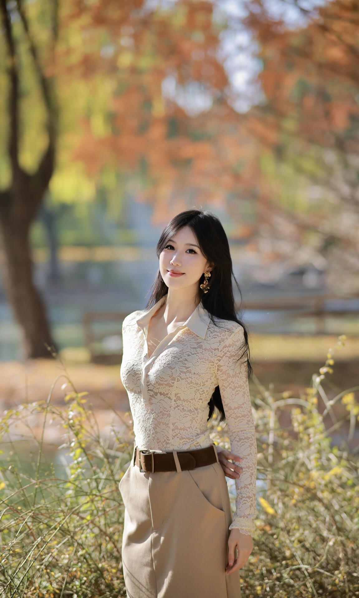 优雅女生，恰似那空谷幽兰，虽处幽僻之地，却自有一番清雅之气