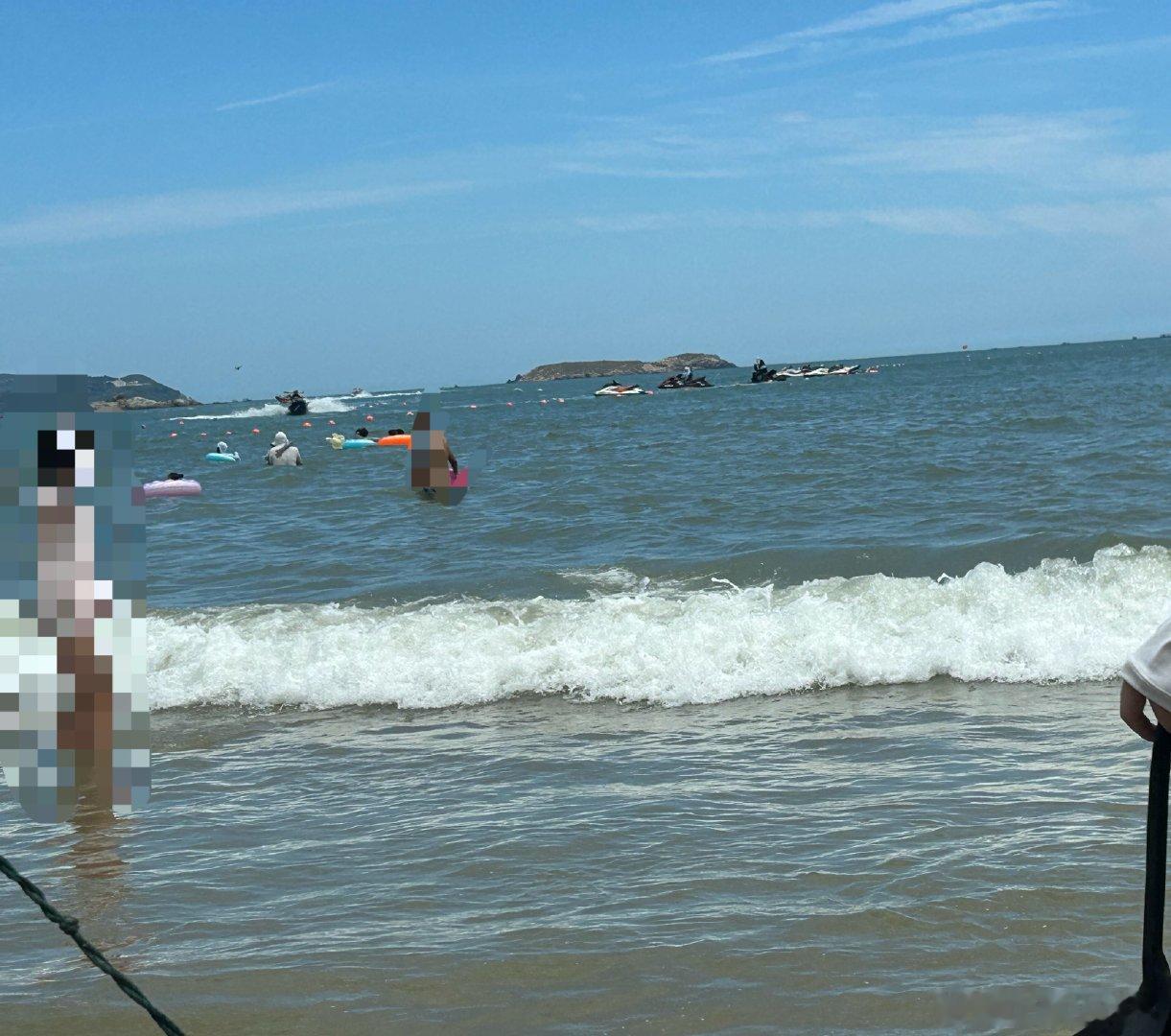 一个半大小子光屁股在海滩上跑，我啥事也没干，就忙着捂我女儿眼睛了