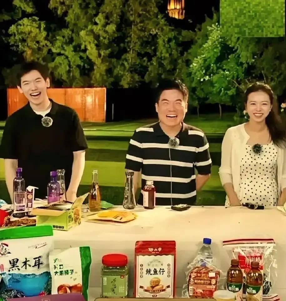 朋友送了几张杰伦演唱会的票，到了门口却说自己不进去了，非让宇辉他们先进场

后来