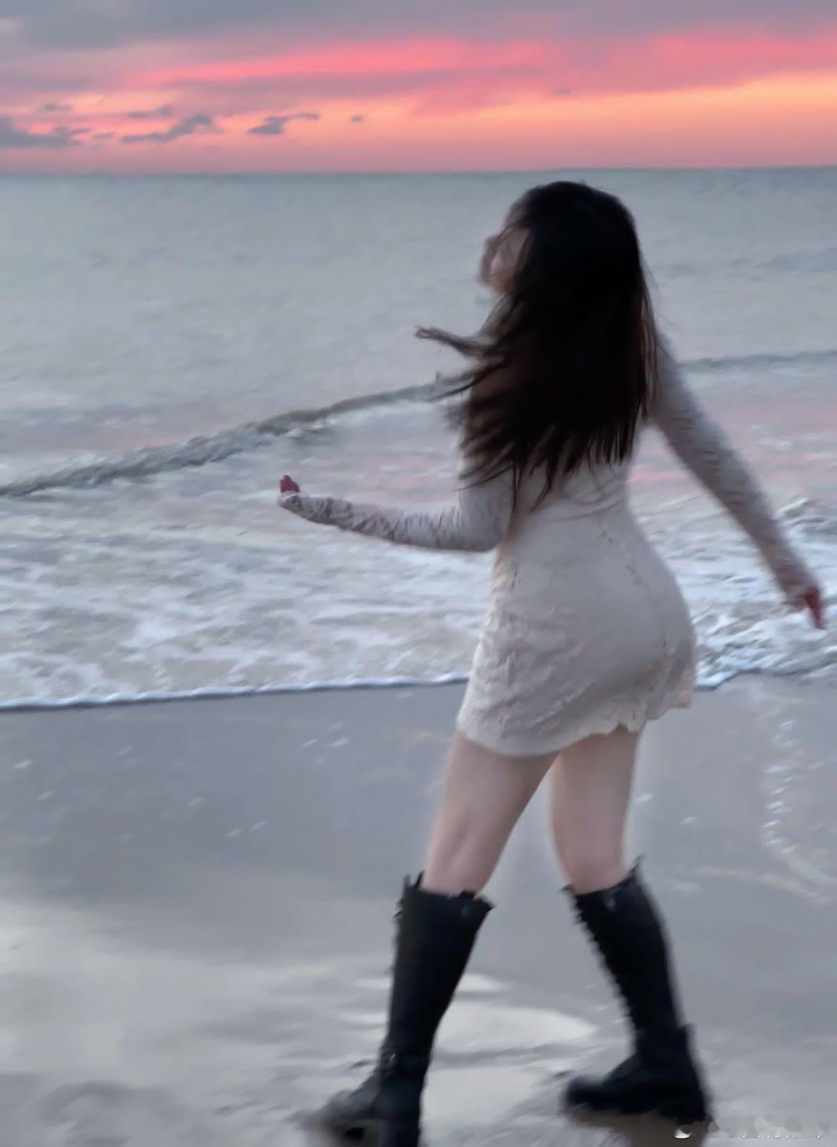 橘子汽水味的大海•和我一起海边共舞在英国白崖拍到人生照片了橘色的海边日落 大概大