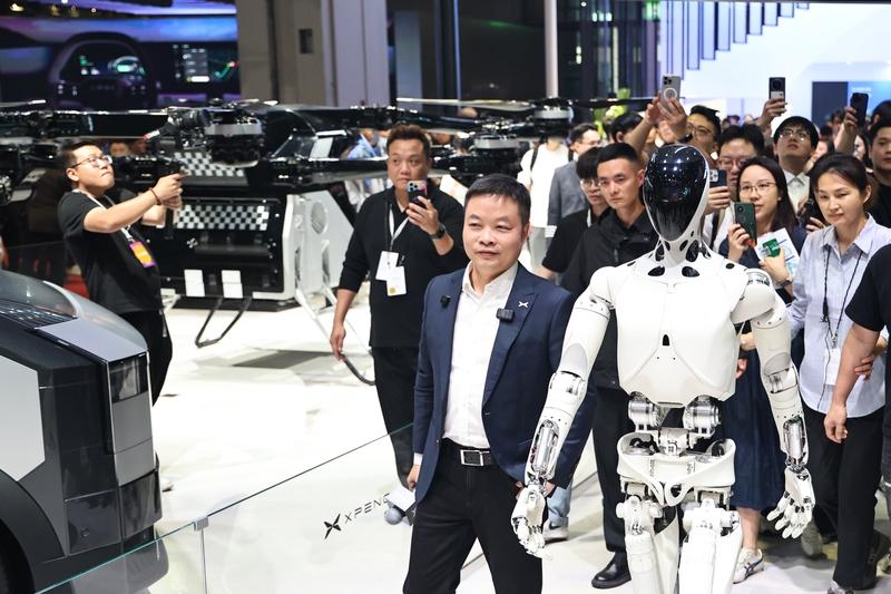 小鹏的人形机器人可太有话题度了，直接让网友吵疯。11月5日小鹏科技日上，全新一代