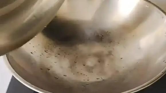 温州瑞安一款“传家锅”的20年历史的“传家锅”，这款锅以不生锈、不粘锅的特性受到