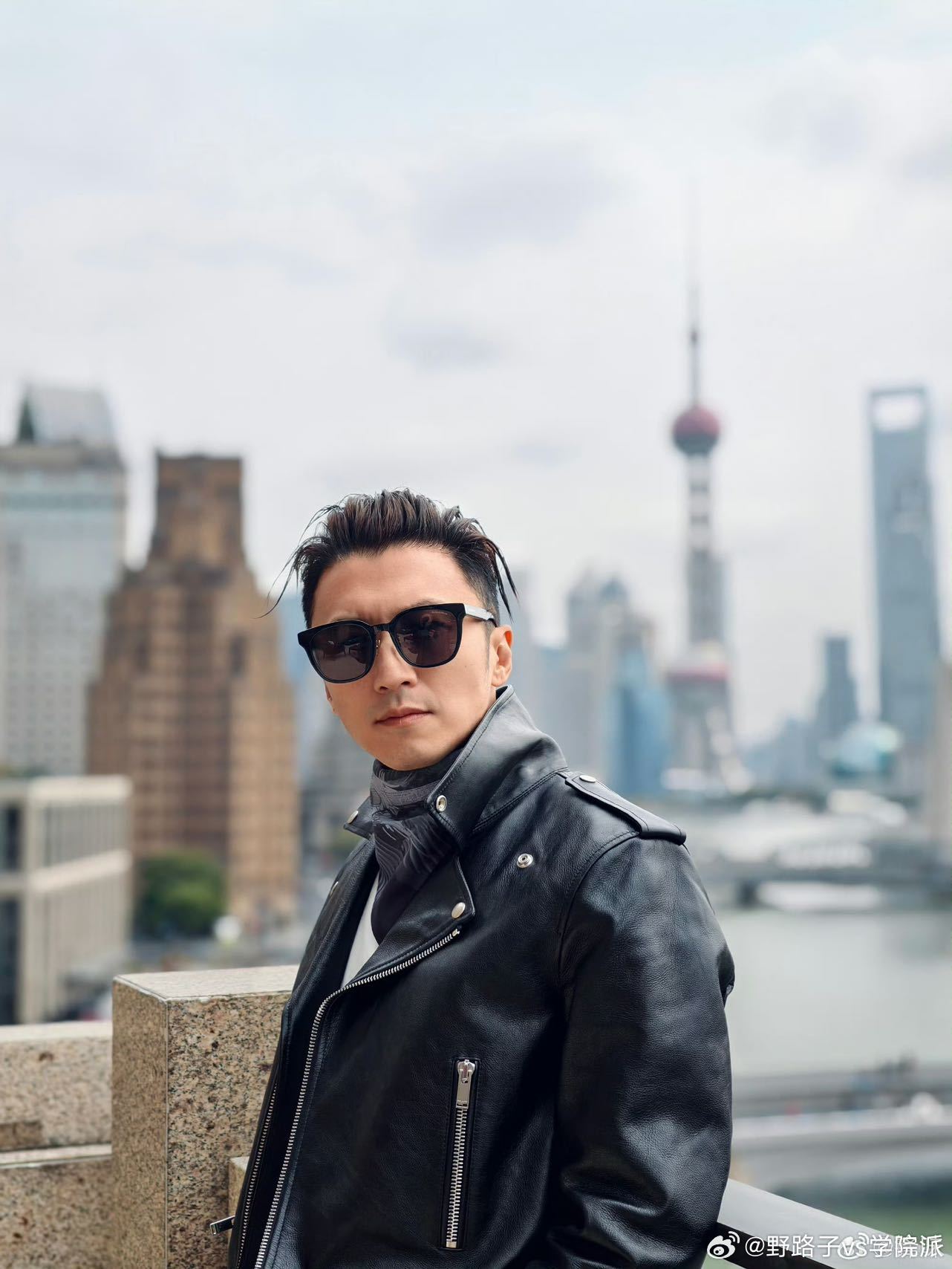 谢霆锋金发脏辫造型 全平台上线的谢霆锋全新单曲《推倒重来》，搭配他的金发脏辫造型