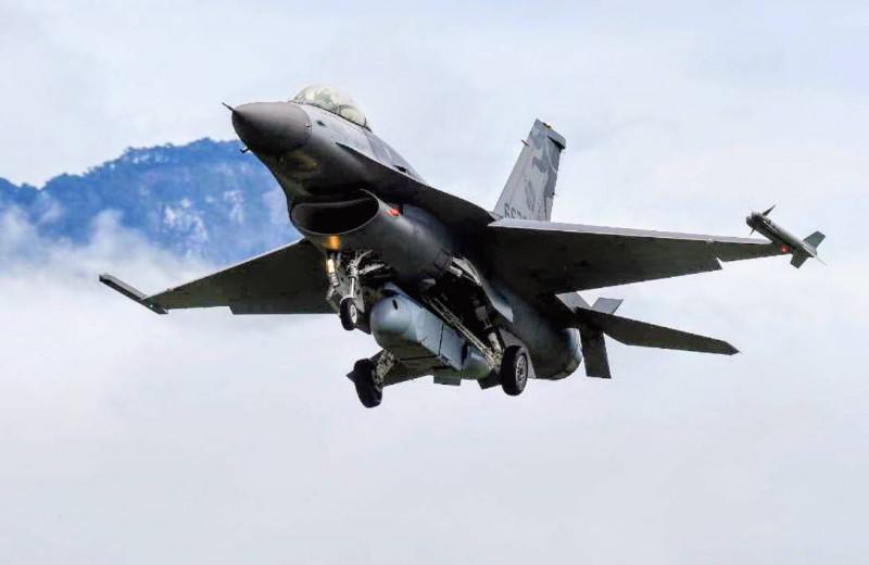 近日，台军F-16V战机正式搭载美制MS-110多光谱侦察吊舱亮相，这款被称作“