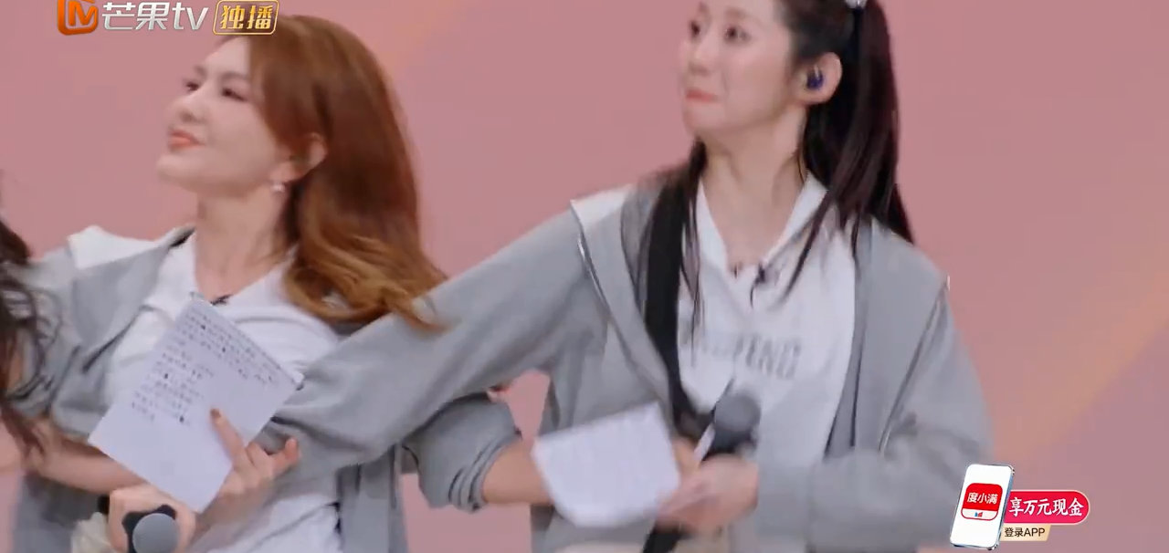 达拉崩吧四小天鹅连评委老师都被这个舞台吸引，全程看得津津有味，看完还忍不住连连夸