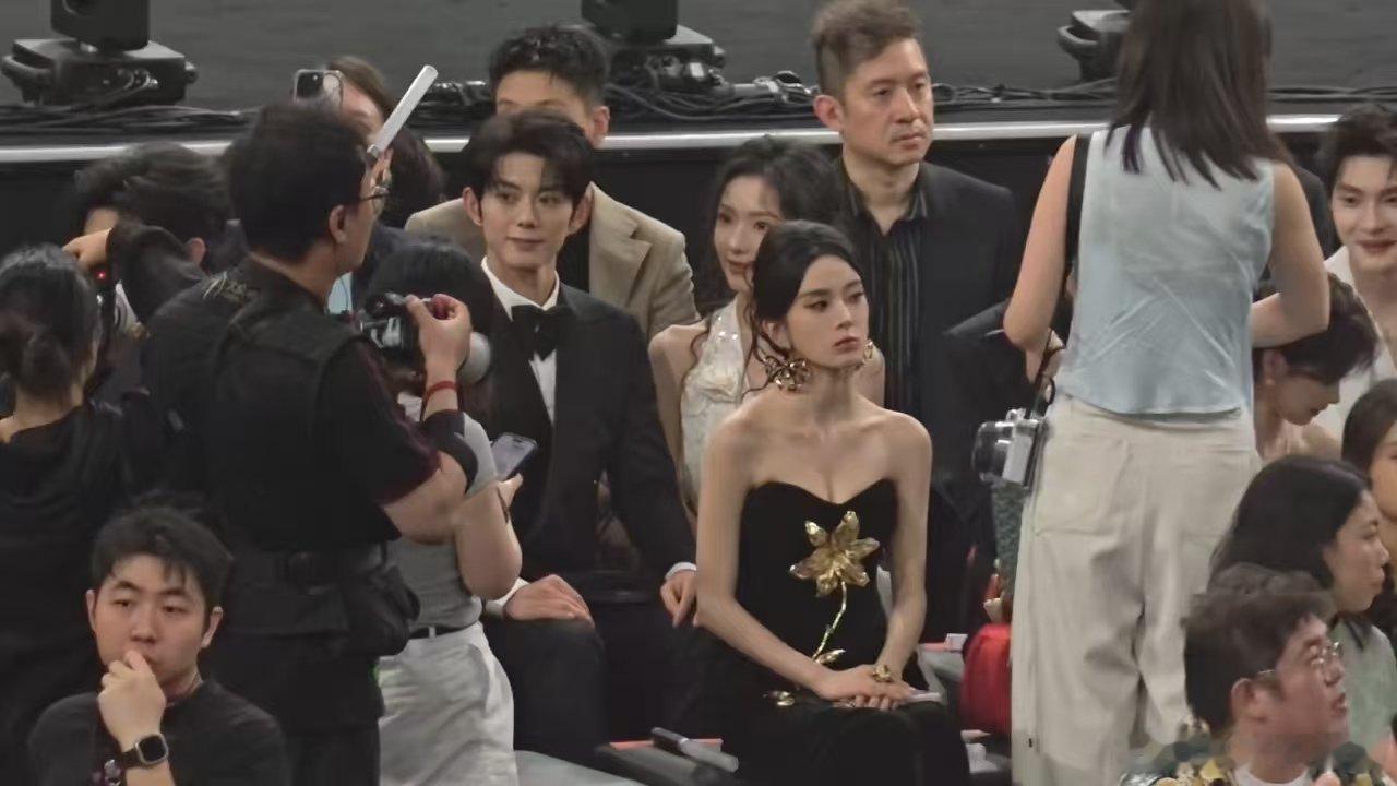 短剧演员百花奖内场坐观众席短剧演员座位 不至于吧，短剧演员怎么坐观众席去了？ 