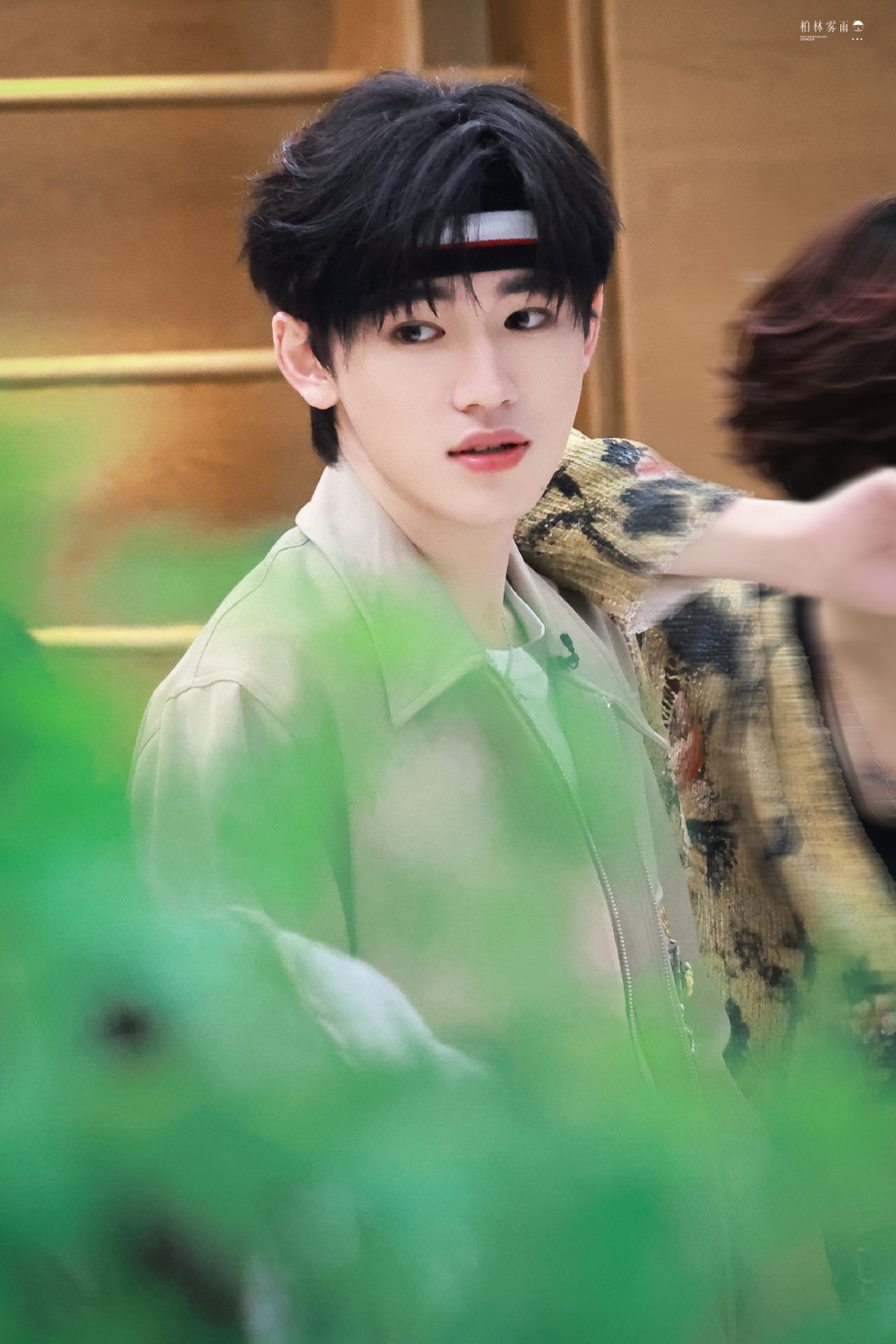 宋亚轩 × 双11疯狂好六夜in BAPE BLACK卡其色工装夹克套装，发带点