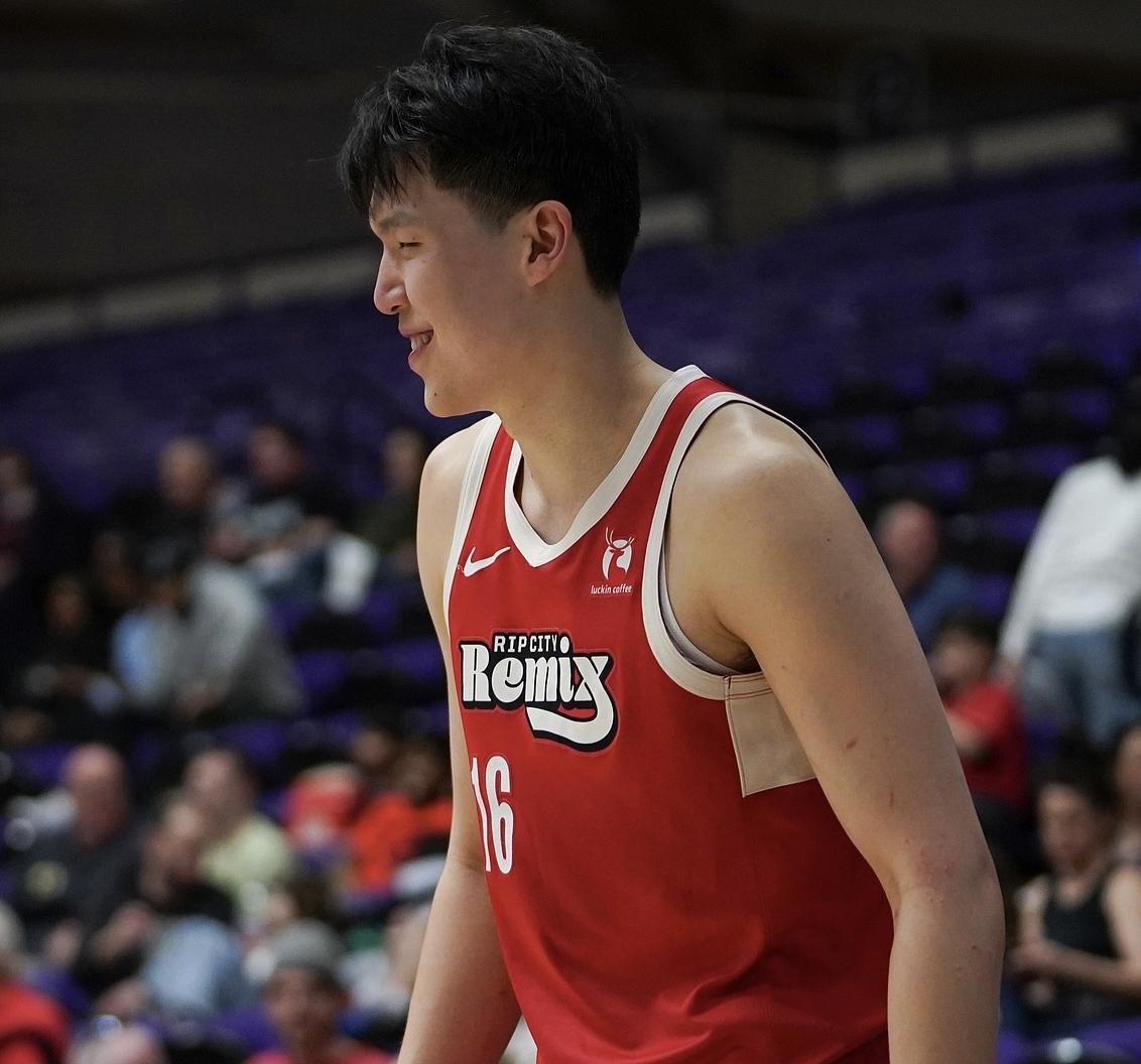 队友不传就自己抢，杨瀚森五个前场篮板创新高！

正在发展联盟锻炼的杨瀚森近期战术