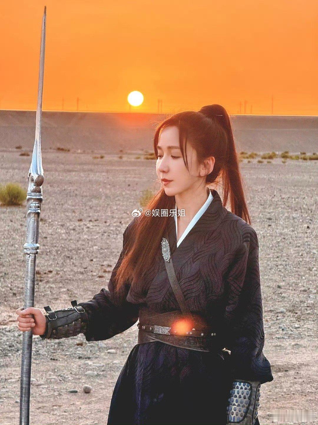 这身造型看起来质感很好👍也可以换个角度理解，不是演员资源下将，而是短剧品质提升