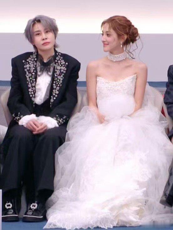 王濛陈凯琳像去结婚的浪姐直播浪姐直播造型太有梗，王濛一身黑，陈凯琳一身白，同框仿