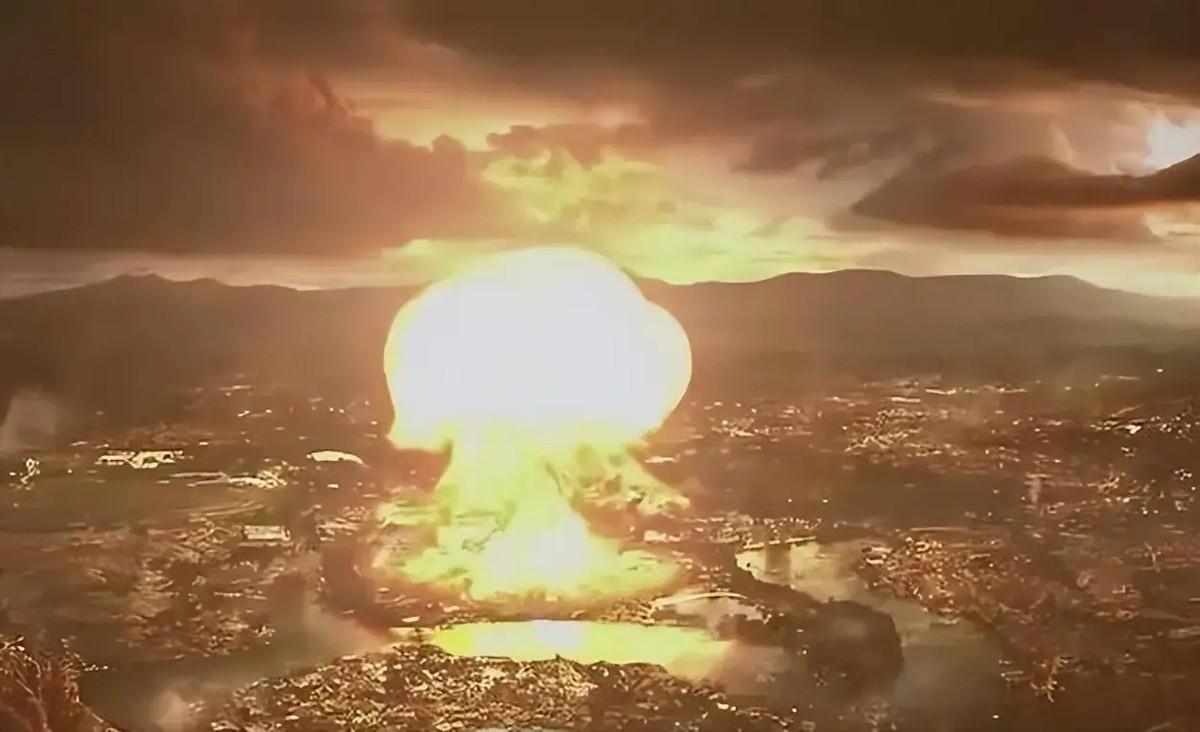 1945年，两颗原子弹接连落下后，日本还是不愿认输，以为美国手里已经没有第三颗核