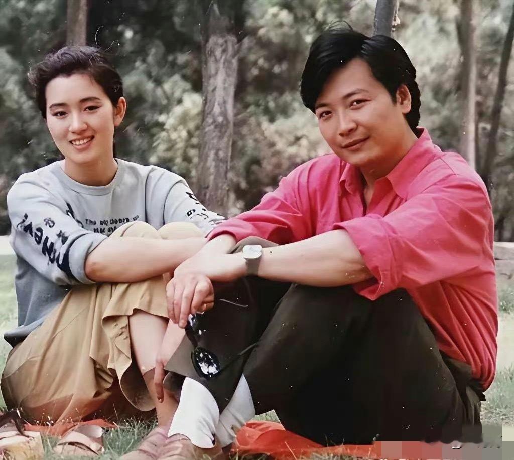 这是1982年，巩俐在印刷厂当临时工，与工人尹大为谈起了恋爱，两人留下了珍贵的合