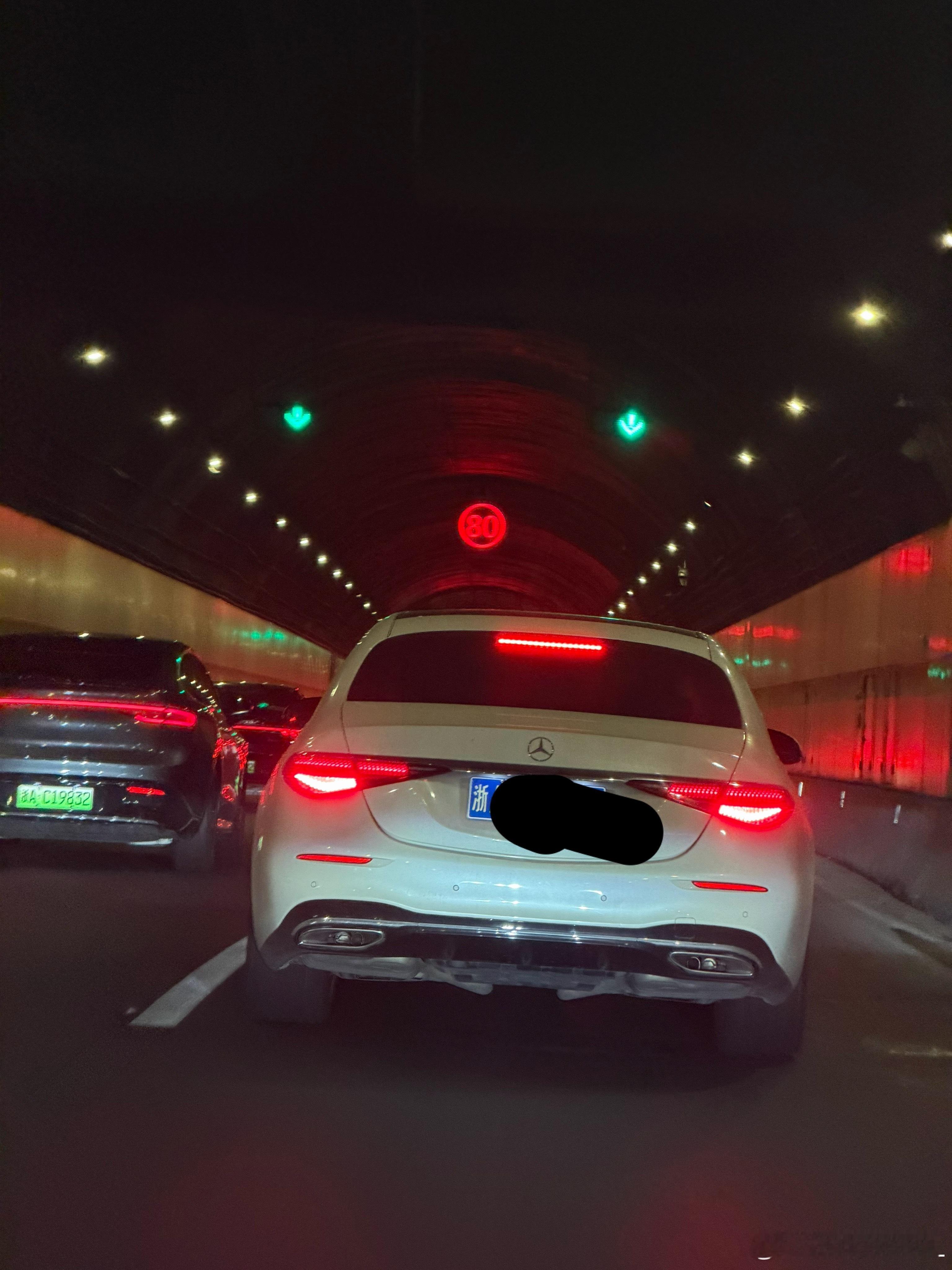这个疯子隧道里急刹 把我吓的车子直接接管了我以为我完了 ​​​